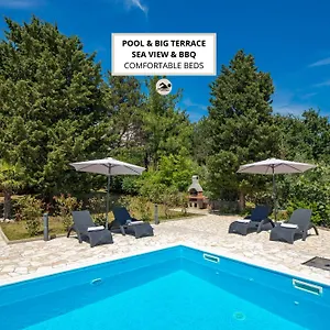  Ferienhaus Pinia With A Pool